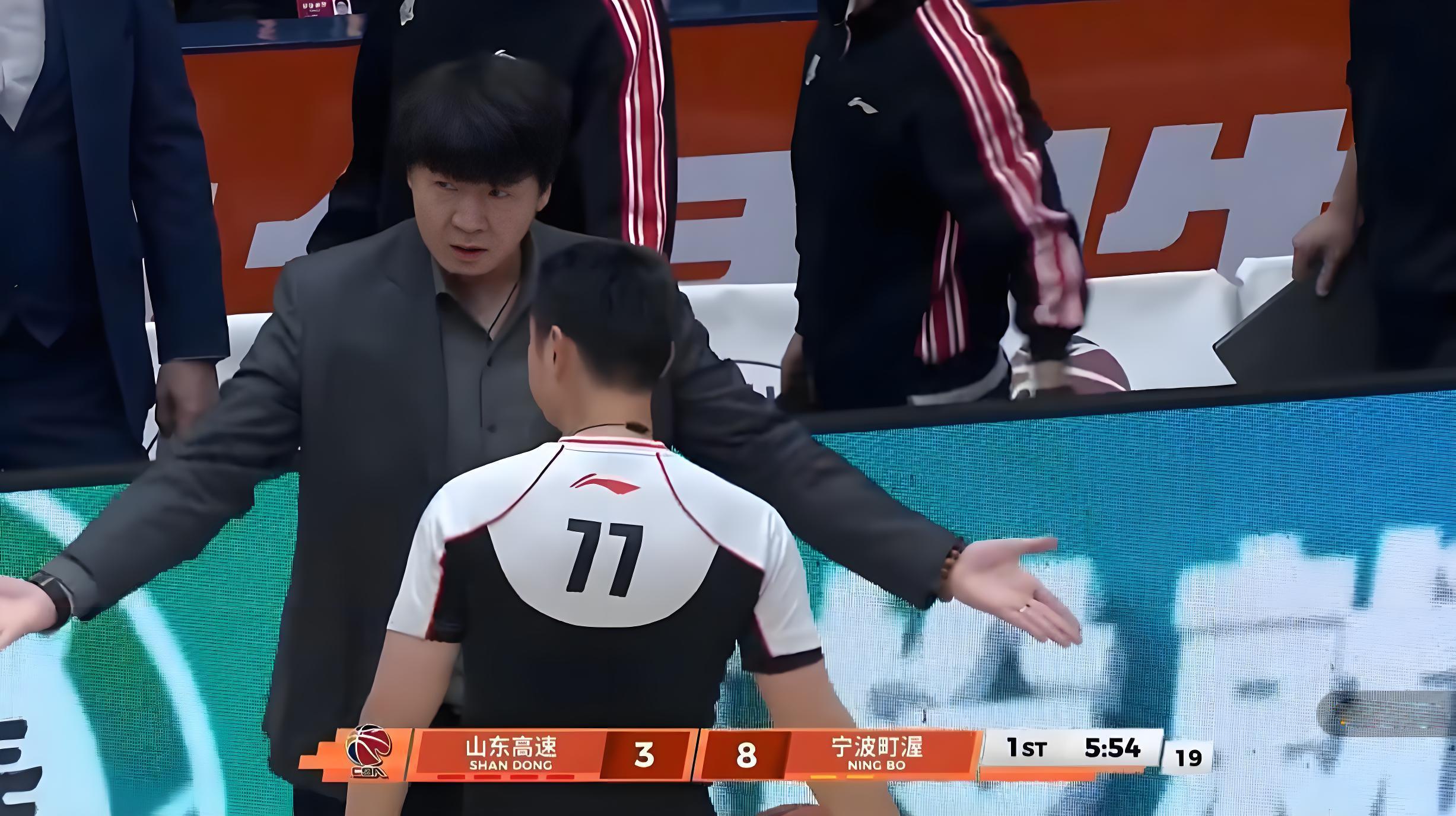 必发体育-克里斯犯浑！山东男篮逆袭：高诗岩惊艳15分，18岁俊才3分钟燃爆